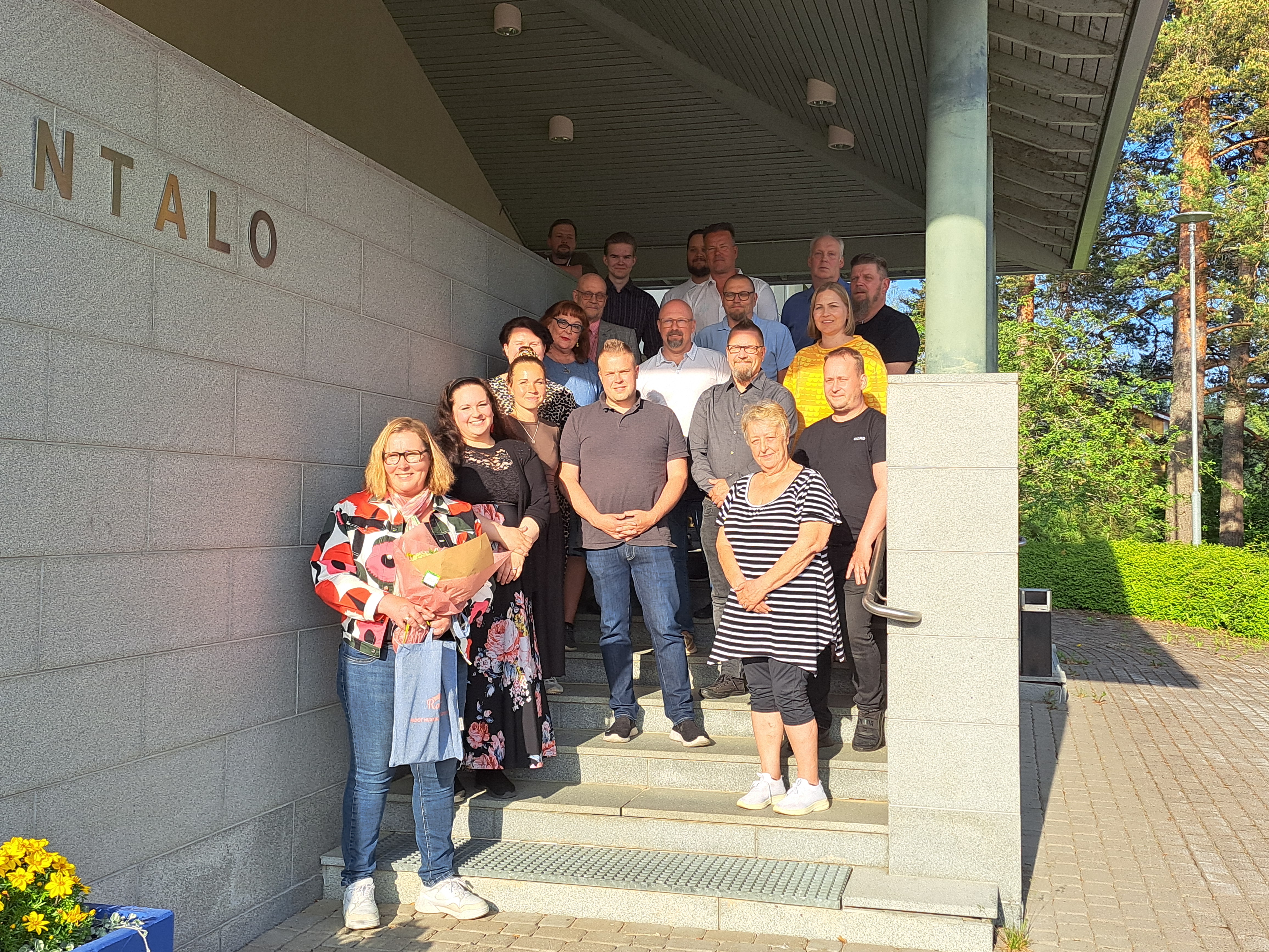 Rautjärven kunnanvaltuusto ja vasta valittu uusi kunnanjohtaja Maija Kääriäinen 16.6.2025